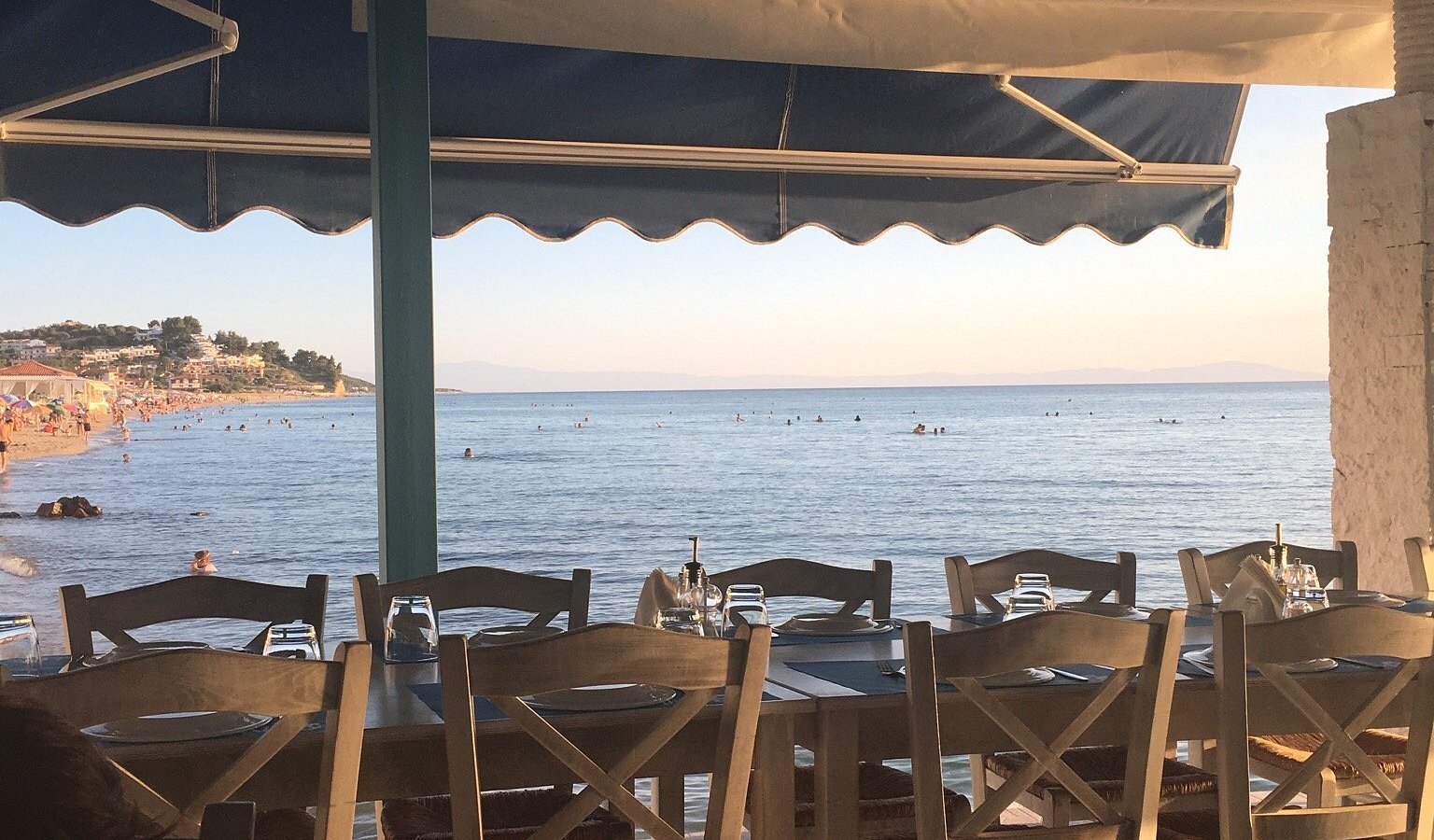 ωραίο ηλιοβασίλεμα και φιλικό